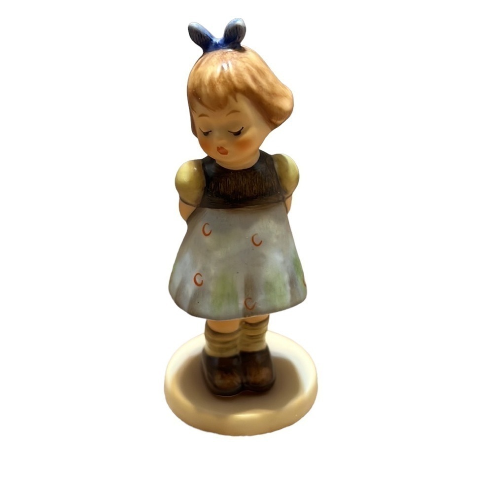 Goebel Hummel collector Club in box “Two Hands, One Treat” #493 Figurine